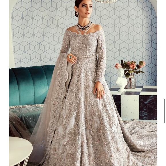 Suffuse Dresses & Skirts - Suffuse Sirene Swan Bridal Dress For Sale